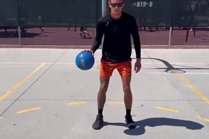如何通过训练提高体型较大的篮球运动员的速度:两种策略的对比与推荐